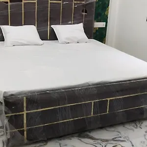  Guest house Gayatri Grand Paying India
